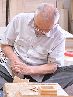 A craftsman at kobayashi-shoten