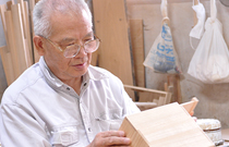 A craftsman at kobayashi-shoten